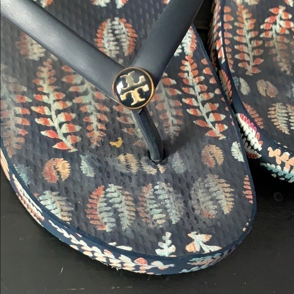TORY BURCH Thandie Navy/Fern Print Wedge Flip Flop - Picture 3 of 12